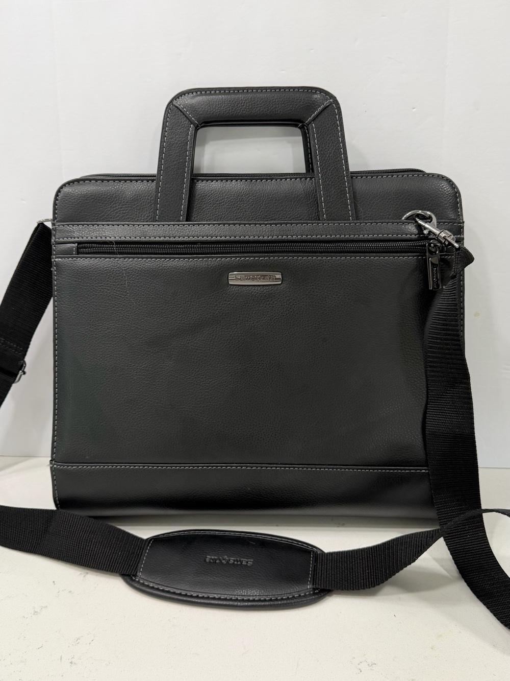 Samsonite Black Leather Briefcase with Detachable Strap